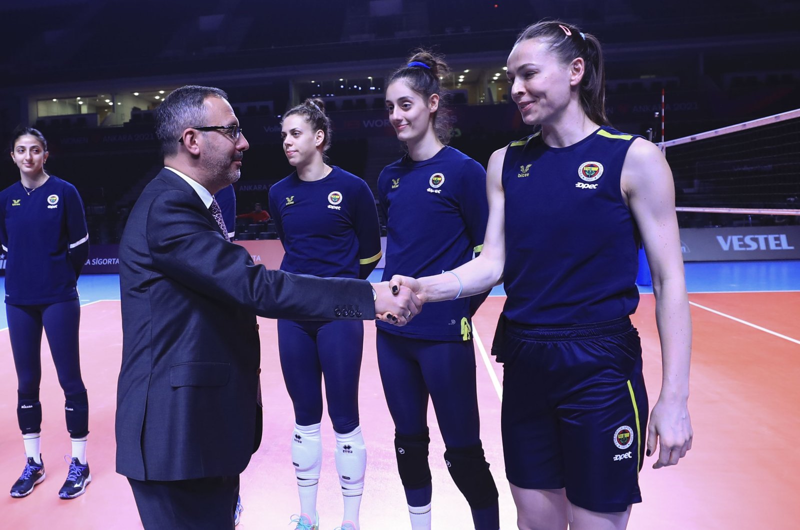 Youth and Sports Minister Mehmet Muharrem Kasapoğlu (L) shake hands with Fenerbahçe captain Eda Erdem Dündar during a practice session for FIVB Women&#039;s Club World Championship, Ankara, Turkey, Dec. 14. 2021. (AA Photo)