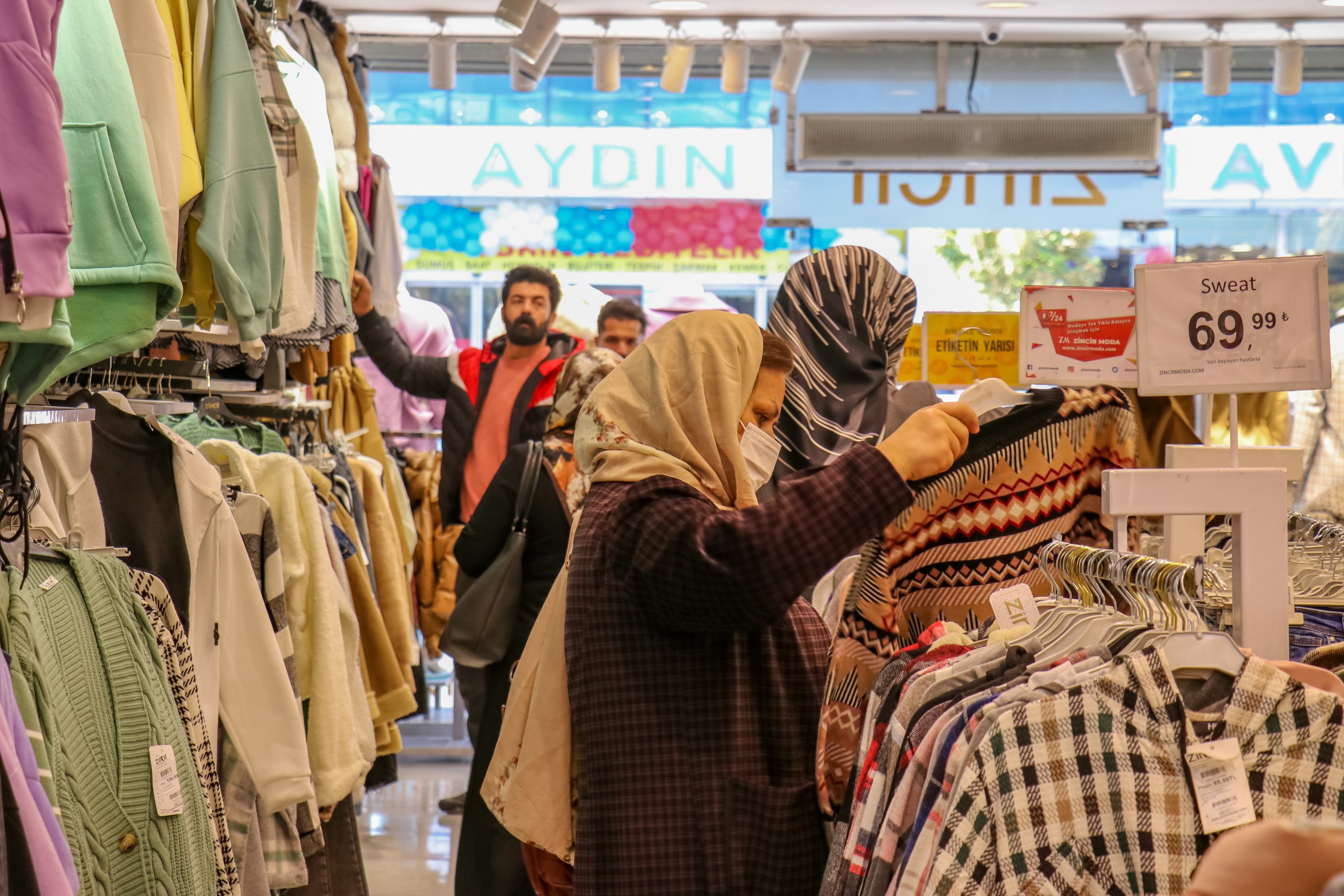 Iranian tourists shop in a store in eastern Van province near the Iranian border, Turkey, Nov. 29, 2021. (AA Photo)