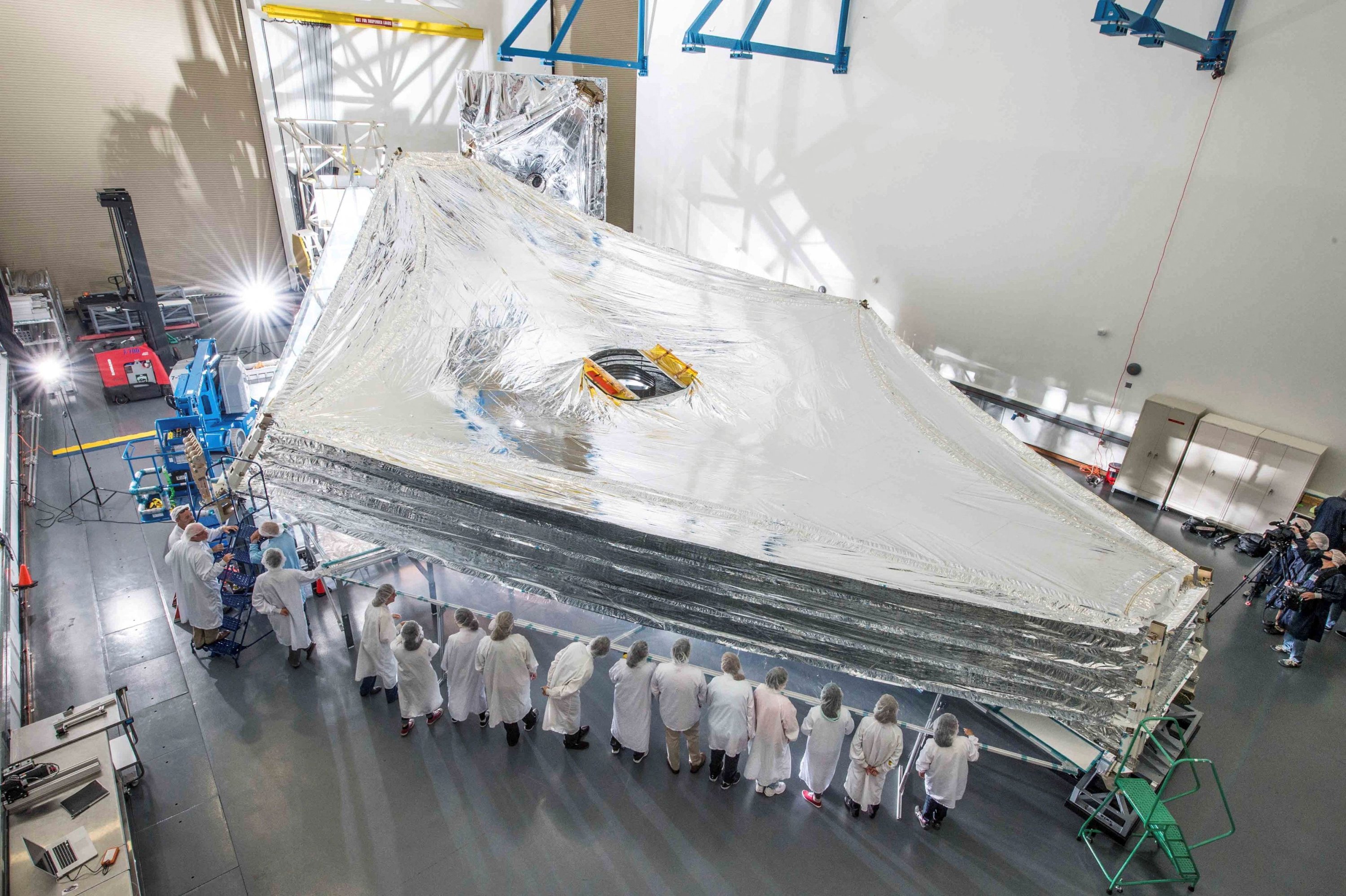 Unit uji Sunshield yang akan digunakan pada Teleskop Luar Angkasa James Webb NASA ditumpuk dan diperluas di ruang bersih di fasilitas Northrop Grumman di Redondo Beach, California, AS, 25 Juli 2014. (Foto Reuters)