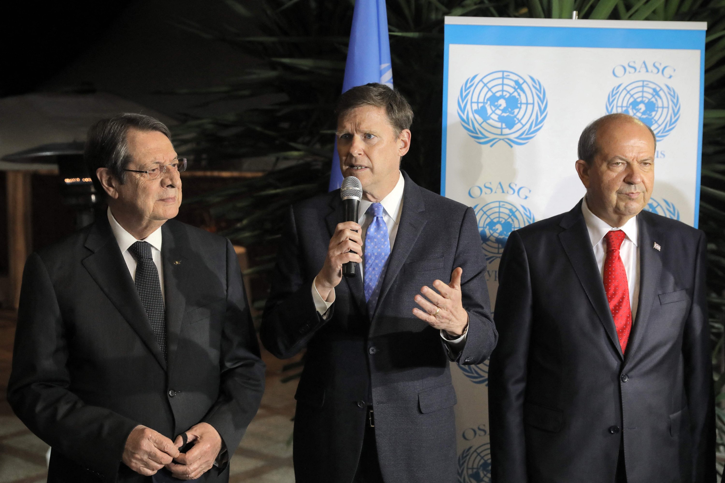 Colin Stewart (C), head of the United Nations Peacekeeping Force in Cyprus (UNFICYP), speaks while accompanied by Greek Cypriot leader Nicos Anastasiades (L) and Turkish-Cypriot leader Ersin Tatar during a reception at Ledra Palace in the U.N. buffer zone in the Cypriot capital Nicosia, (Lefkoşa), Dec. 14, 2021. (AFP Photo)