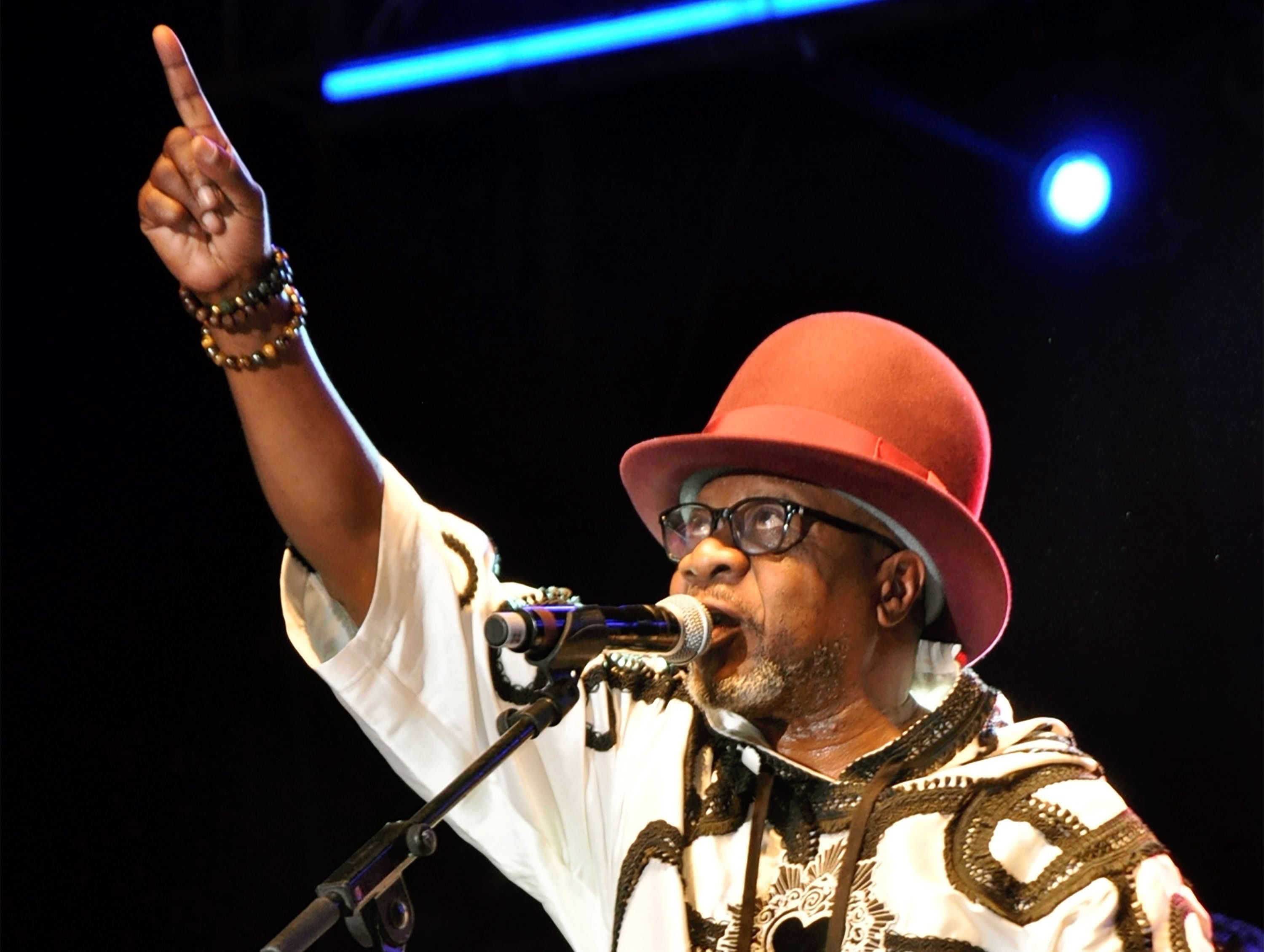 Bintang musik Kongo Papa Wemba menampilkan rumba Kongo selama festival musik Femua di Abidjan, Pantai Gading, 24 April 2016. (AFP)