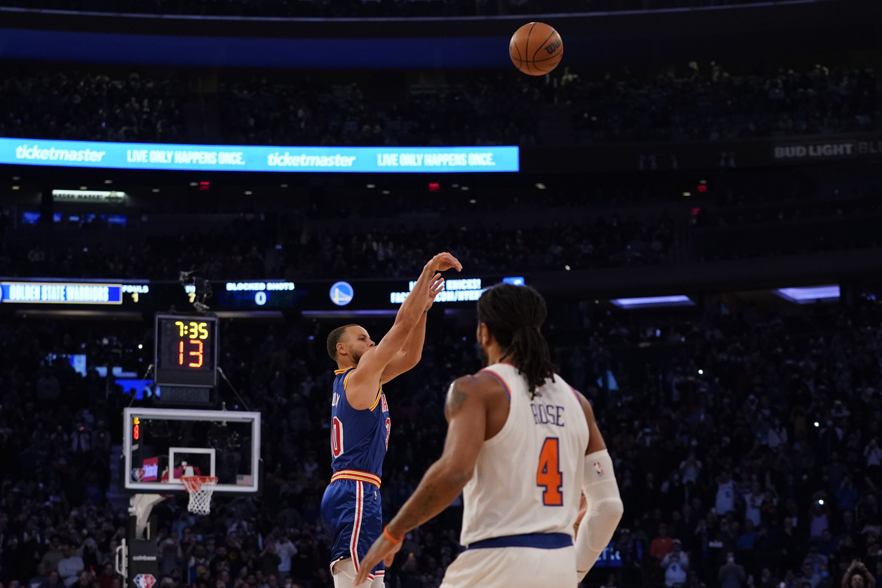 Golden State Warriors Stephen Curry shoots his record-breaking 3-pointer during an NBA game against the New York Knicks, New York, U.S., Dec. 14, 2021. (AP Photo)
