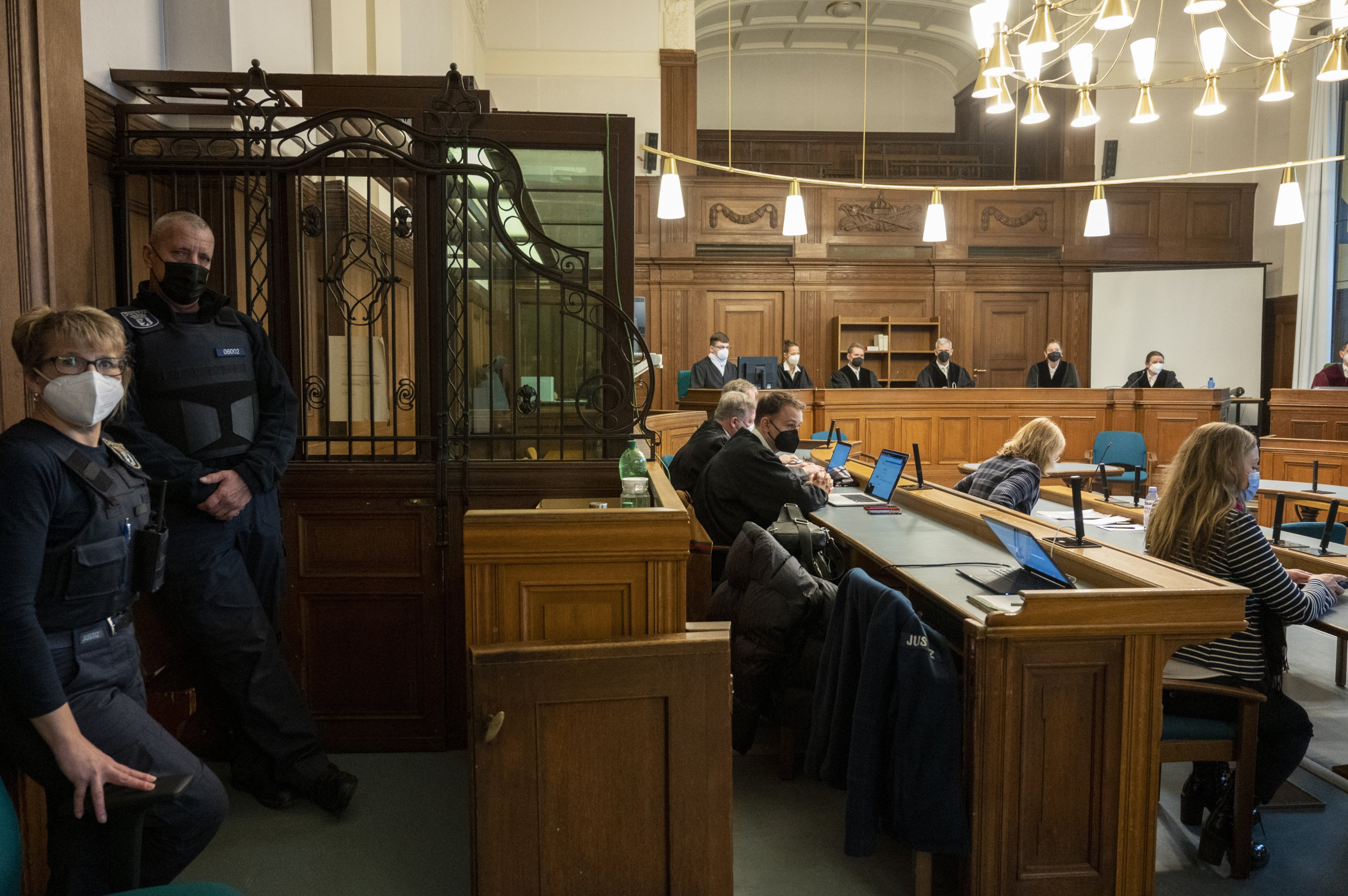 Para pihak dalam persidangan sedang duduk di pengadilan di Berlin, Jerman, 15 Desember 2021. (AP Photo)