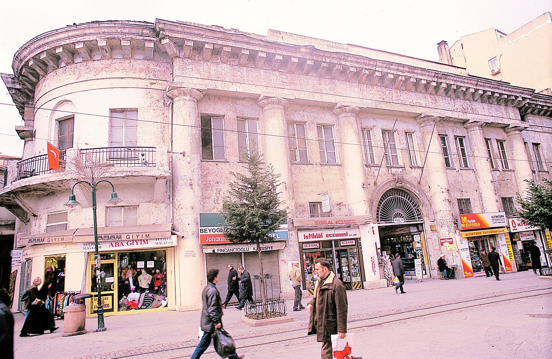 Restorasyon öncesi Narmanlı Han'dan genel görünüm, Beyoğlu, İstanbul, Türkiye.  (Sabah dosya fotoğrafı) 