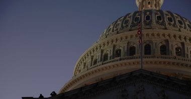U.S. Capitol Police officers stand on top of the U.S. Capitol Building before lawmakers participate in a moment of silence for the 800,000 American lives lost to COVID-19, Washington, U.S., Dec. 14, 2021. (Getty Images via AFP)