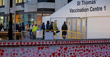 People queue to receive a dose of the COVID-19 vaccine at a vaccination center outside Guy's and St Thomas' Hospital in central London, U.K., Dec. 13, 2021. (AFP Photo)