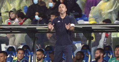 Estoril Praia coach Bruno Pinheiro gestures during Liga BWIN match against Benfica at Estadio Coimbra da Mota, Estoril, Portugal, Oct. 30, 2021. (Reuters Photo)