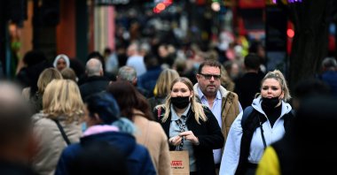 Shoppers walk along Oxford Street in London, Britain, Dec. 15, 2021. (EPA Photo)