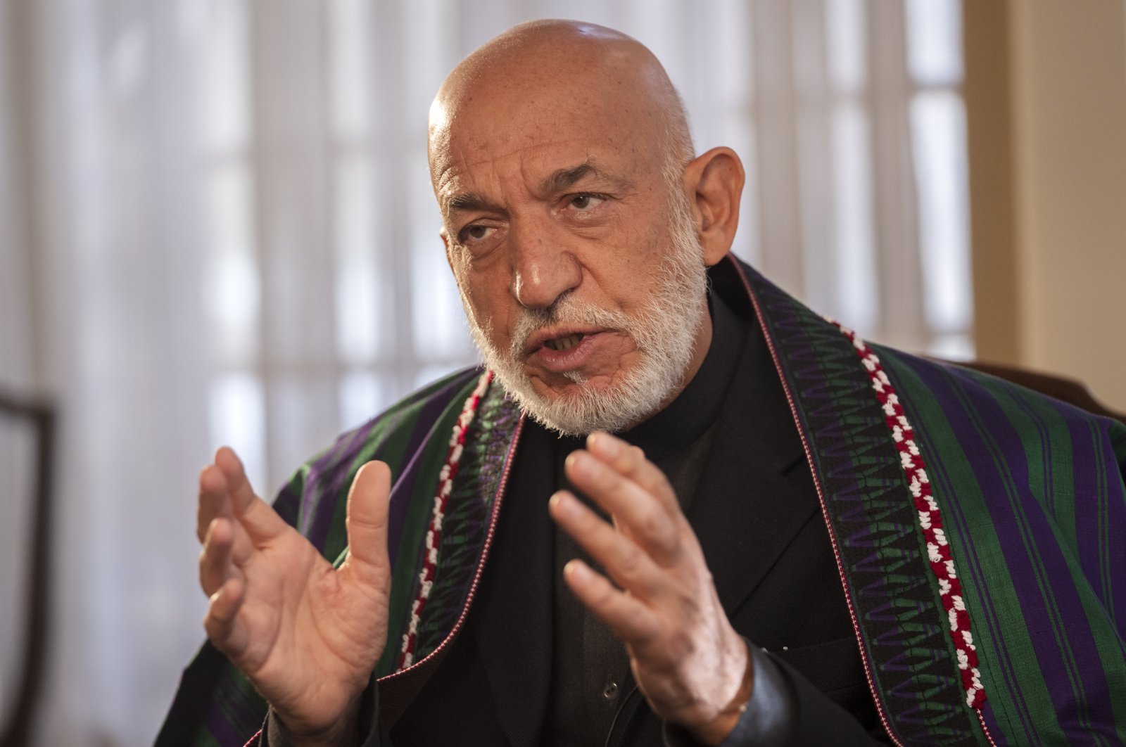 Mantan Presiden Afghanistan Karzai ‘mengundang’ Taliban ke Kabul untuk mencegah kekacauan