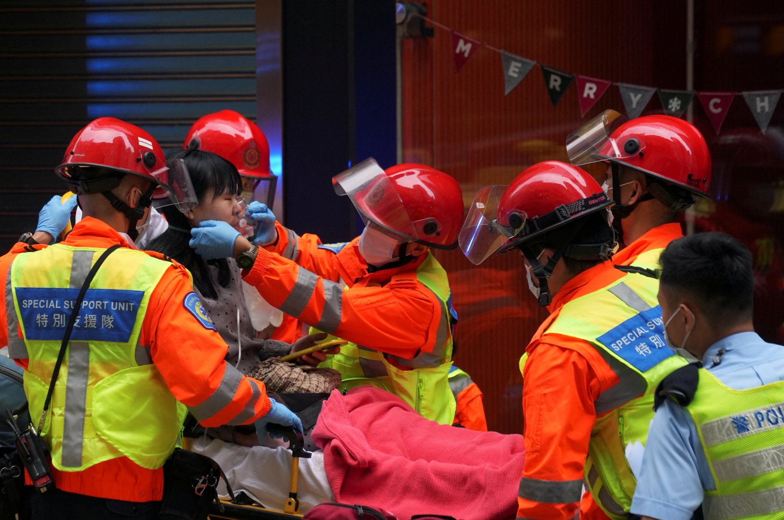 Ratusan orang diselamatkan saat kebakaran terjadi di World Trade Center Hong Kong