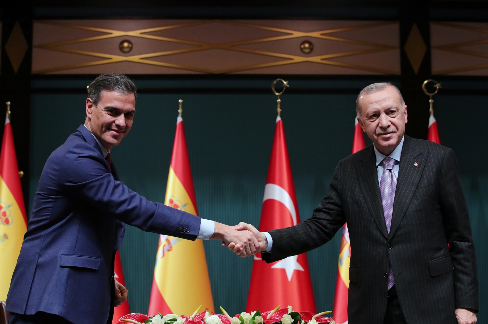 President Recep Tayyip Erdoğan and Spain&#039;s Prime Minister Pedro Sanchez (L) shake hands during a news conference in the capital Ankara, Turkey, Nov. 17, 2021. (Reuters Photo)