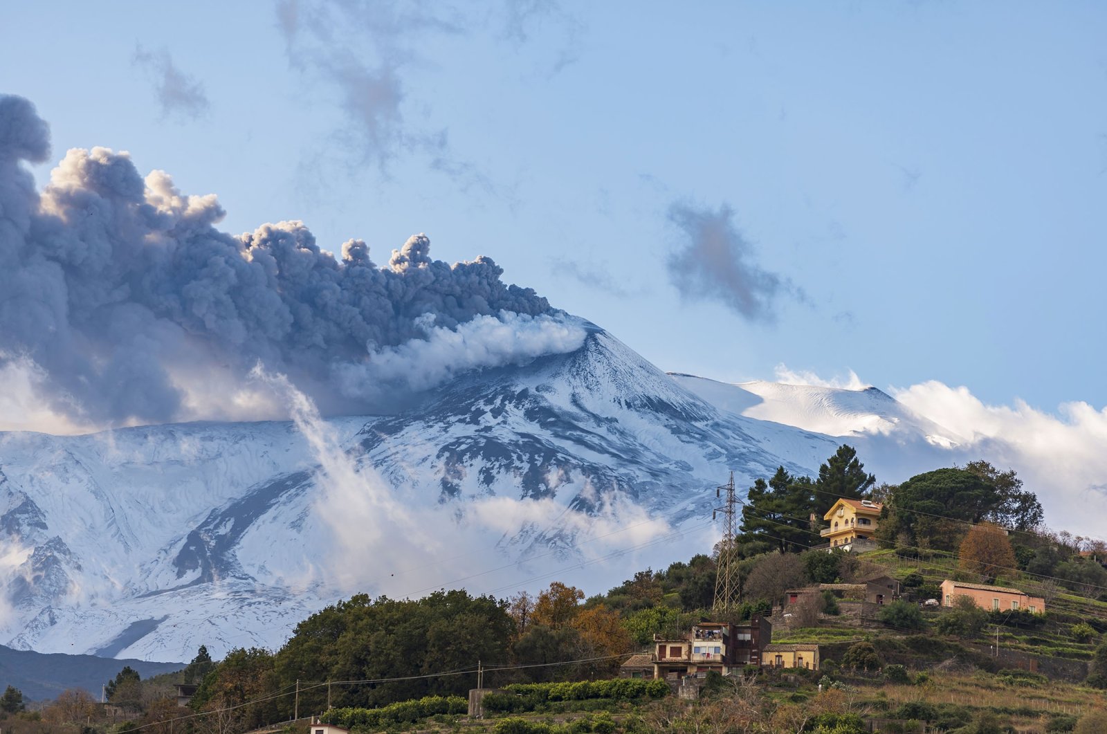 Gunung Etna meletus di Italia, mengganggu lalu lintas udara