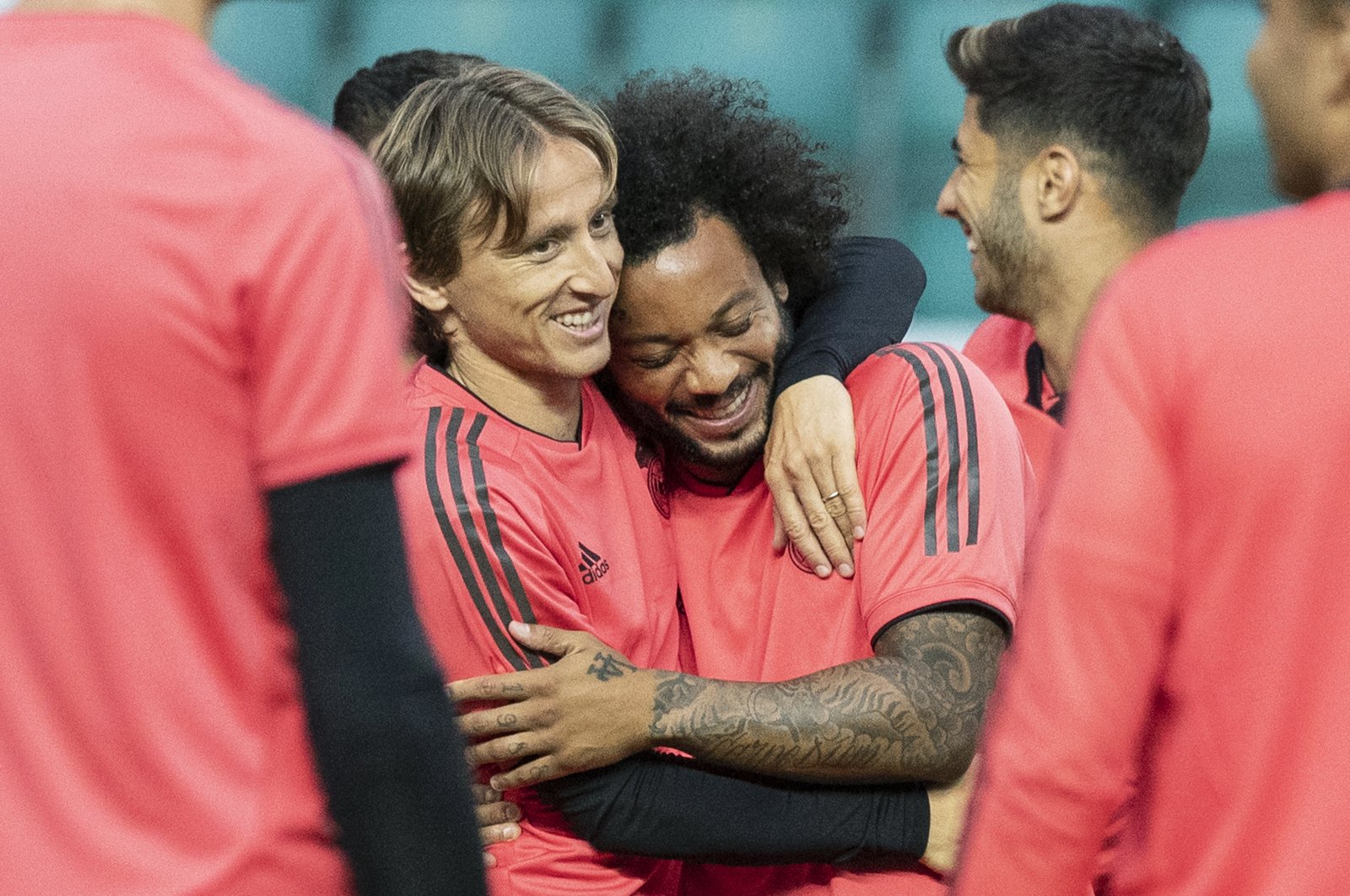 Real Madrid&#039;s Luka Modric (L) hugs teammate Marcelo at a training session, Tallinn, Estonia, Aug. 14, 2018. (AP Photo)