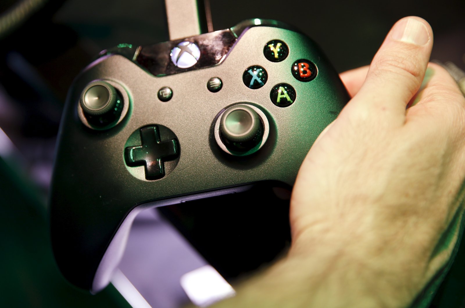 An attendee holds a Microsoft Xbox controller while playing a video game at the Electronic Entertainment Expo, or E3, in Los Angeles, California, United States, June 17, 2015. (Reuters Photo)