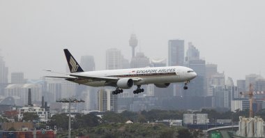 A Singapore Airlines plane arriving from Singapore lands at the international terminal at Sydney Airport, in Sydney, Australia, Nov. 30, 2021. (Reuters Photo)