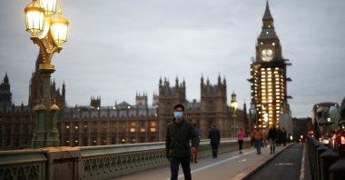 People walk across Westminster Bridge, amid the coronavirus outbreak in London, Britain, Dec. 15, 2021. (Reuters Photo)