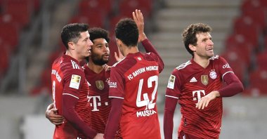 Bayern Munich&#039;s Serge Gnabry (2nd L) celebrates with teammates after scoring in a Bundesliga match against VfB Stuttgart, in Stuttgart, Germany, Dec. 14, 2021. (Reuters Photo)
