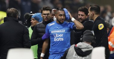 Marseille&#039;s Dimitri Payet (C) walks off the pitch injured after being hit by a water bottle thrown by a fan, Lyon, France, Nov. 21, 2021. (Reuters Photo)
