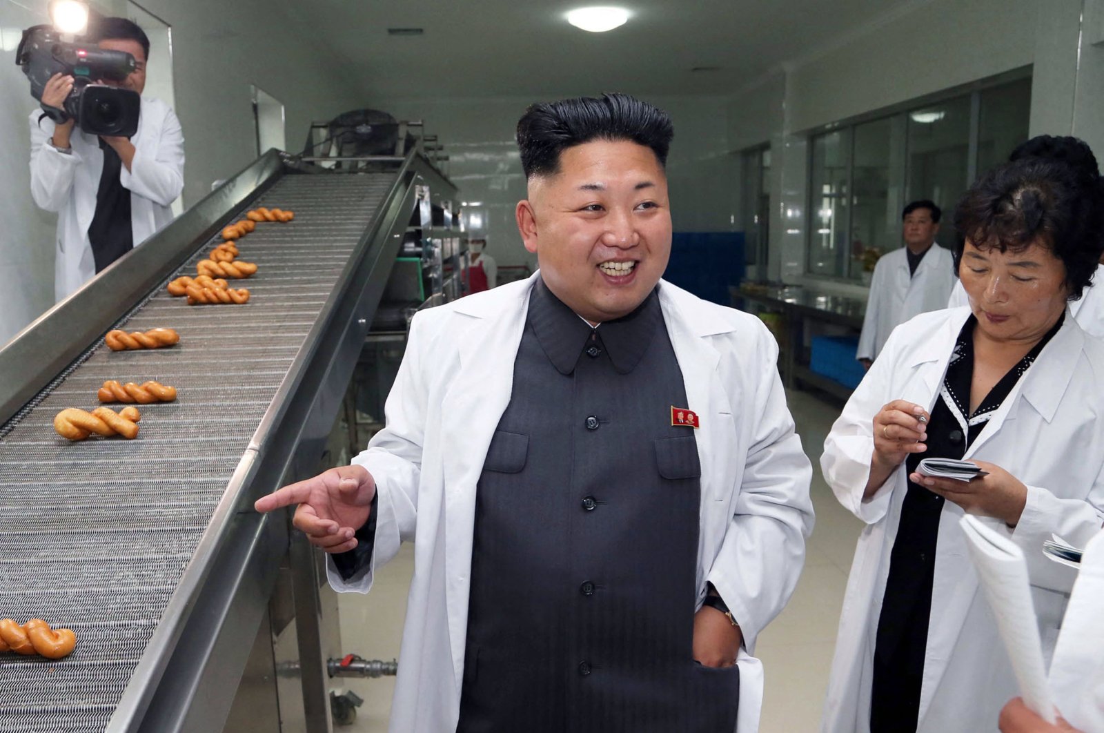 North Korean leader Kim Jong Un (L) inspects a factory of the Korean People&#039;s Army (KPA) at an undisclosed location in North Korea in this undated photo released by North Korea&#039;s official Korean Central News Agency (KCNA), Aug. 24, 2014 (AFP Photo/KCNA via KNS)