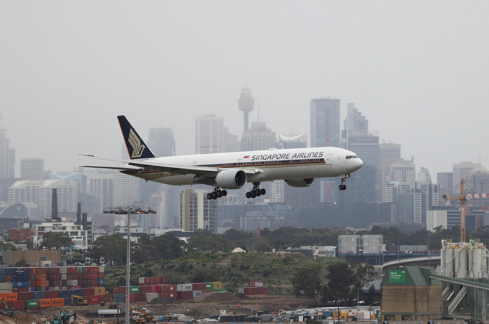 A Singapore Airlines plane arriving from Singapore lands at the international terminal at Sydney Airport, in Sydney, Australia, Nov. 30, 2021. (Reuters Photo)