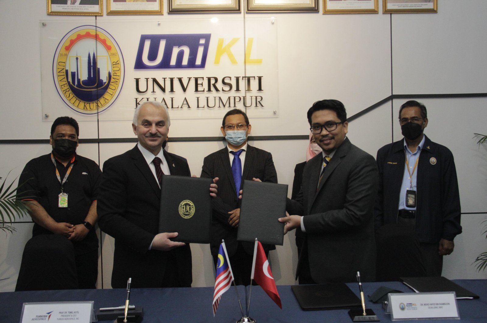 TAI&#039;s Temel Kotil (center L) and UniKL MIAT&#039;s Mohd Hafizi Shamsudin (center R) pose during the signing ceremony of the cooperation pact, Kuala Lumpur, Malaysia, Dec. 16, 2021. (IHA Photo)
