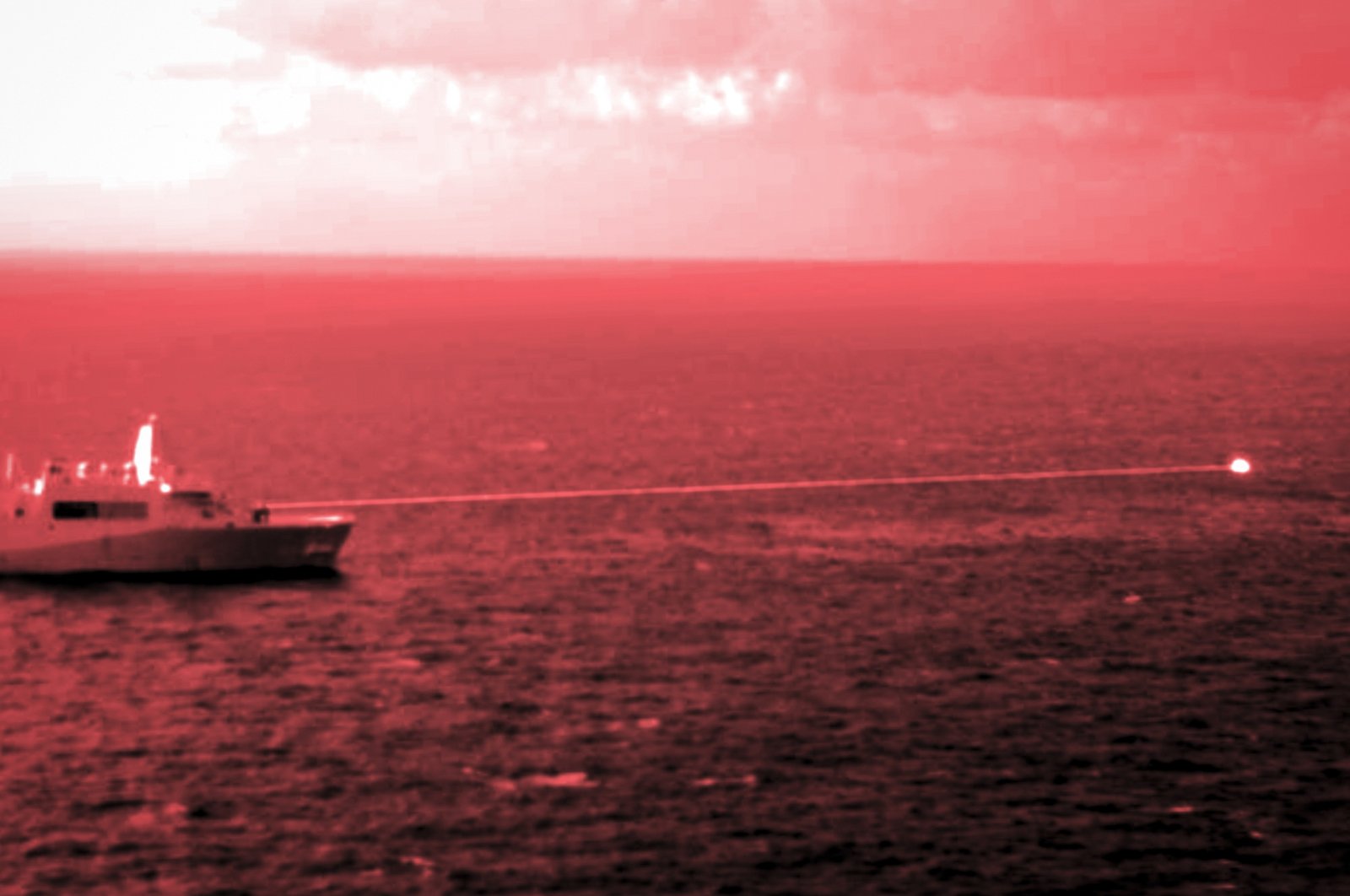 Uji coba kapal Angkatan Laut AS menembakkan senjata laser di lepas pantai Yaman