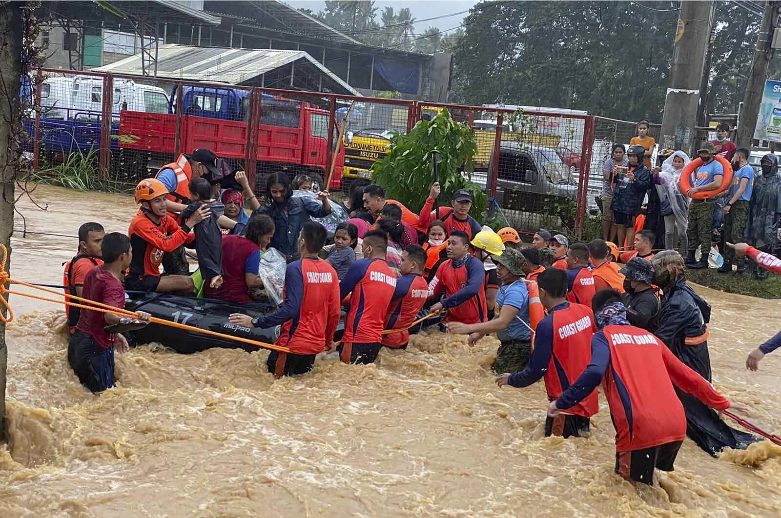 Ribuan orang dievakuasi saat topan dahsyat mengguncang Filipina