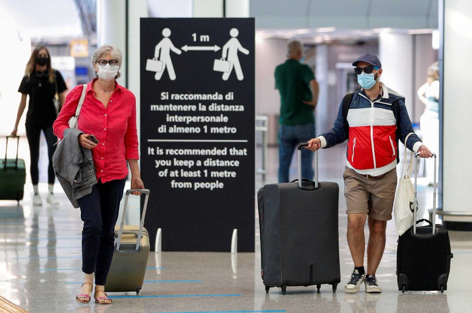 Passengers wearing protective face masks walk at Fiumicino Airport, in Rome, Italy, June 30, 2020. (REUTERS Photo)