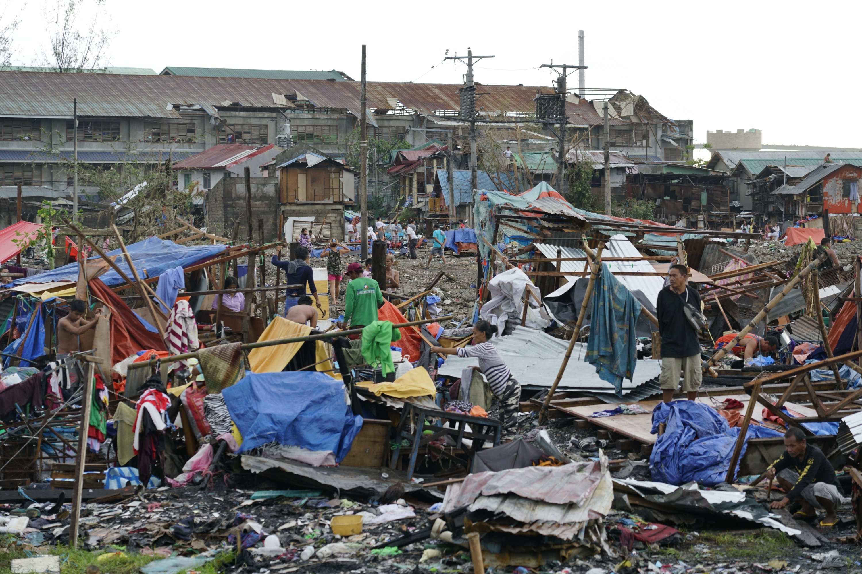 Warga menyelamatkan sisa-sisa rumah mereka yang rusak setelah Topan Rai melanda Cebu, Filipina tengah, 17 Desember 2021. (AP Photo)