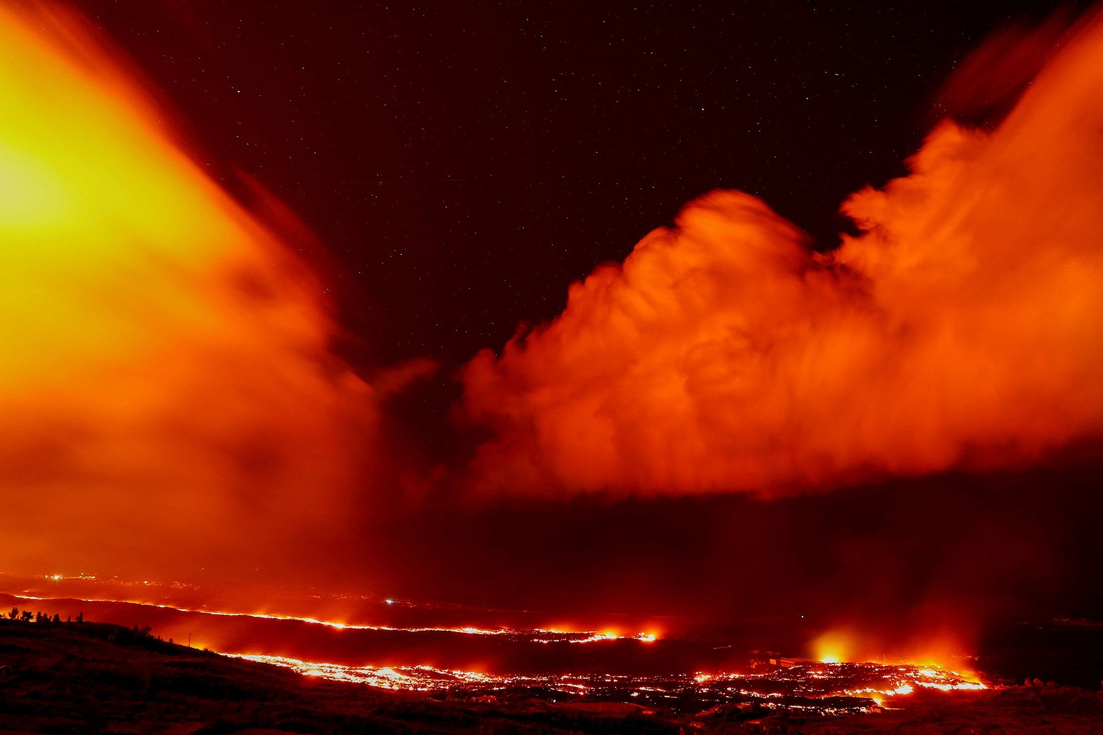 Gunung berapi Cumbre Vieja terus mengeluarkan lava dan abu seperti yang terlihat dari Tacande, di Pulau Canary La Palma, Spanyol, 29 November 2021. (Foto Reuters)