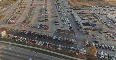 An aerial photo using a drone show preowned vehicles in parking spots usually occupied by new vehicles as new vehicle production levels worldwide remain low in Gurnee, Illinois, U.S., Nov. 30, 2021. (EPA Photo)