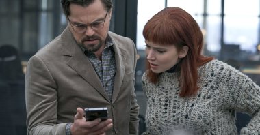 Leonardo DiCaprio (L) as Dr. Randall Mindy and Jennifer Lawrence as Kate Dibiasky, in a scene from the film “Don&#039;t Look Up.” (Netflix via AP)