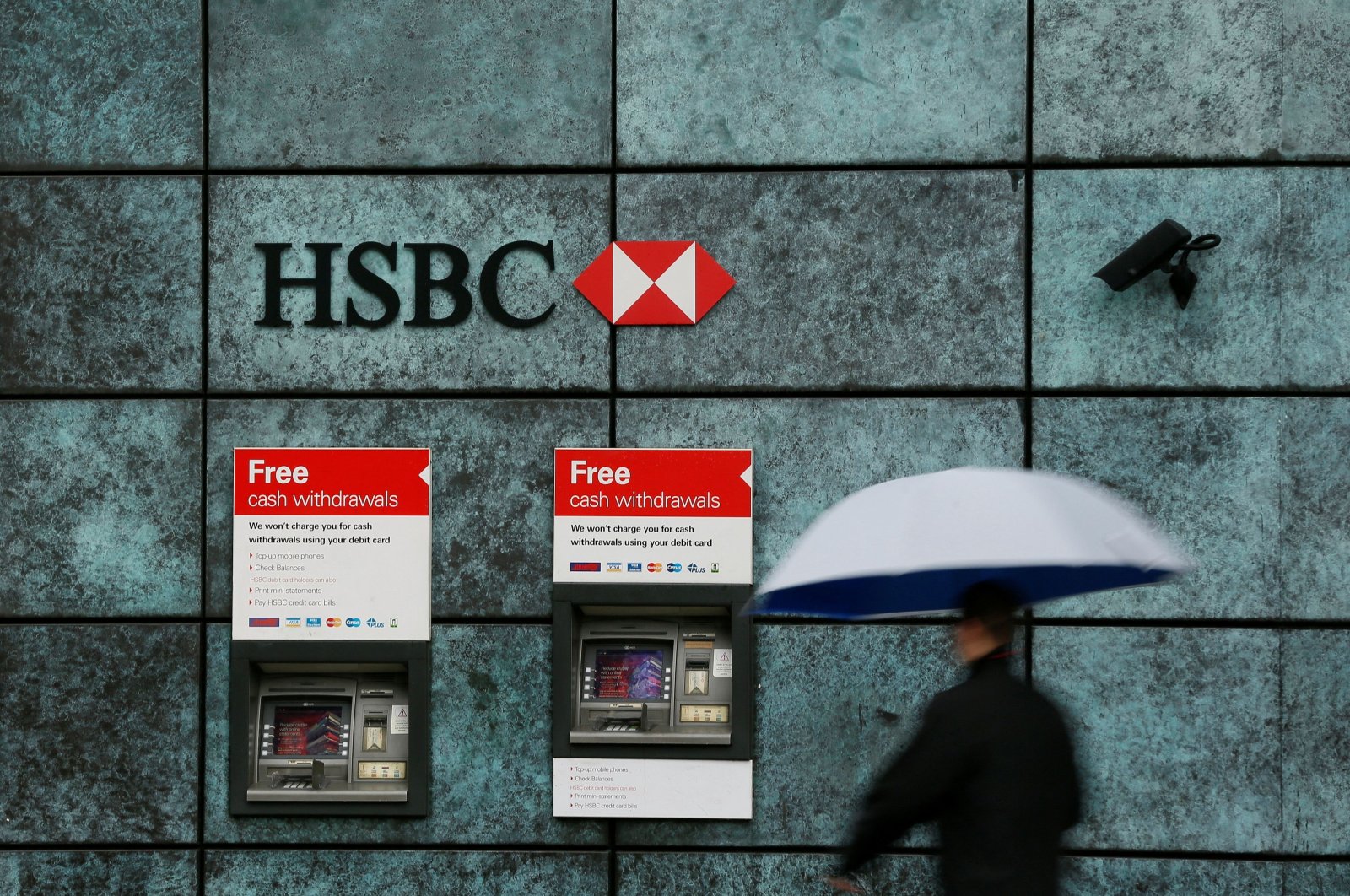 A man walks past an HSBC bank branch in London, Britain, Nov. 12, 2014. (Reuters Photo)