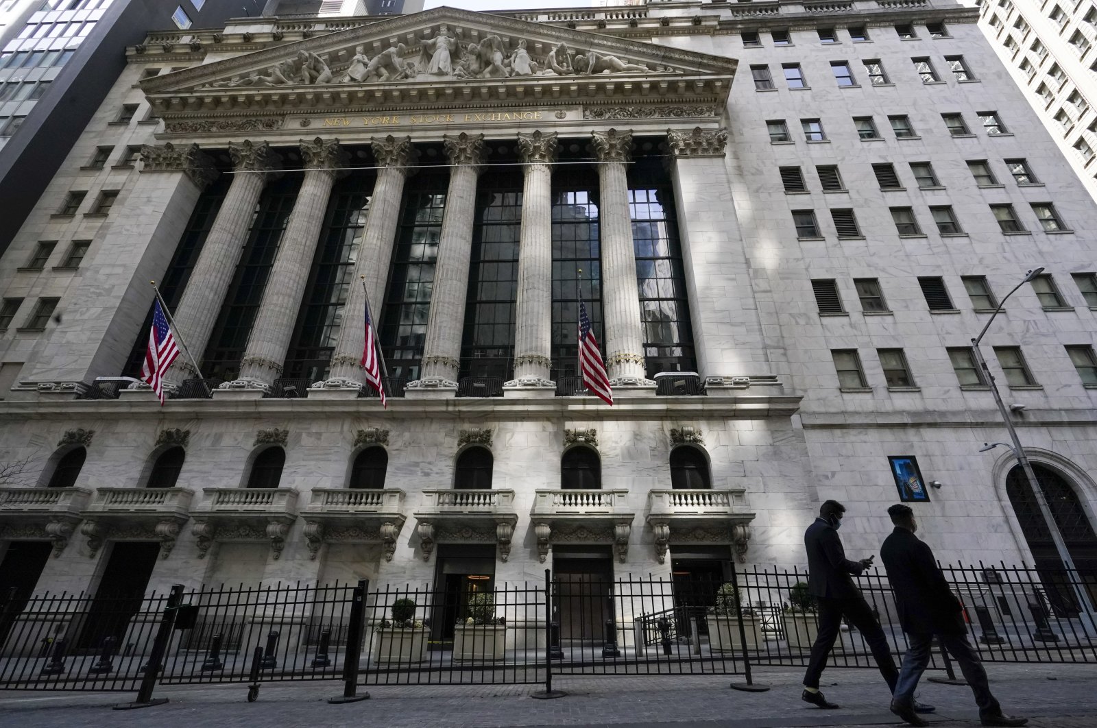 Wall Street turun 1% di tengah minggu dengan volatilitas tinggi