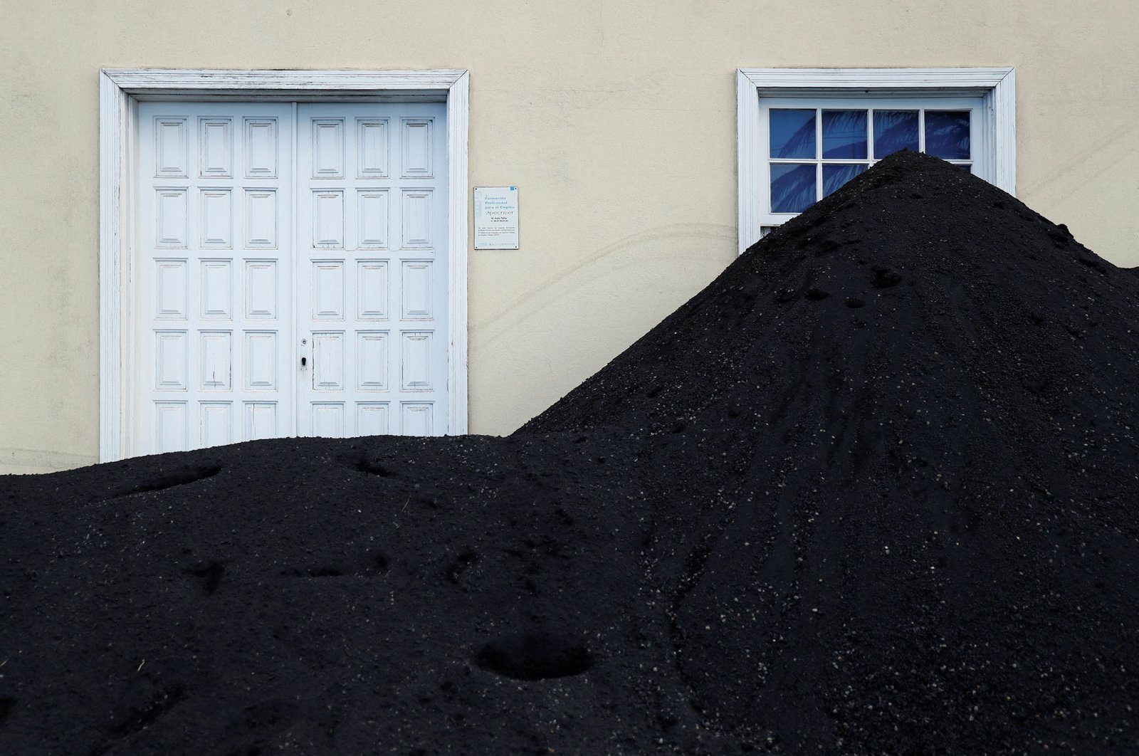 A house surrounded by ash from the Cumbre Vieja volcano is seen in a neighborhood of Las Manchas, on the Canary Island of La Palma, Spain, Dec. 16, 2021. (Reuters Photo)