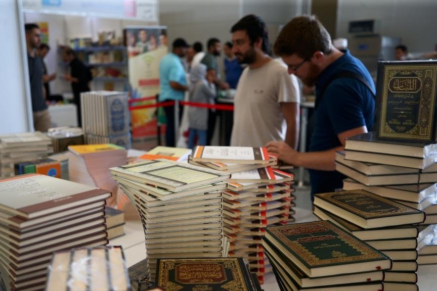 People check out books in Arabic at the International Arabic Books Fair, Istanbul, Turkey, Sept. 2, 2018. (AA PHOTO)