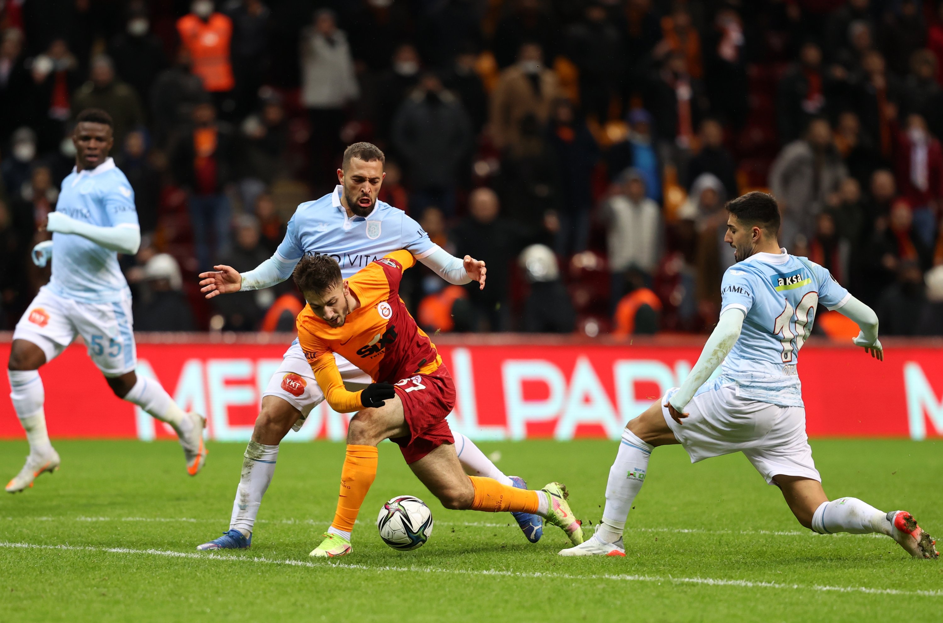 Galatasaray's Halil Dervişoğlu (C) tries to go past two Başakşehir players during a Süper Lig match, Istanbul, Turkey, Dec. 18, 2021. (AA Photo)
