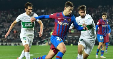 Barcelona's Nico Gonzalez (C) goes past Elche's Pere Milla (L) and Josema during a La Liga match at the Camp Nou, Barcelona, Dec.18, 2021. (AFP Photo)