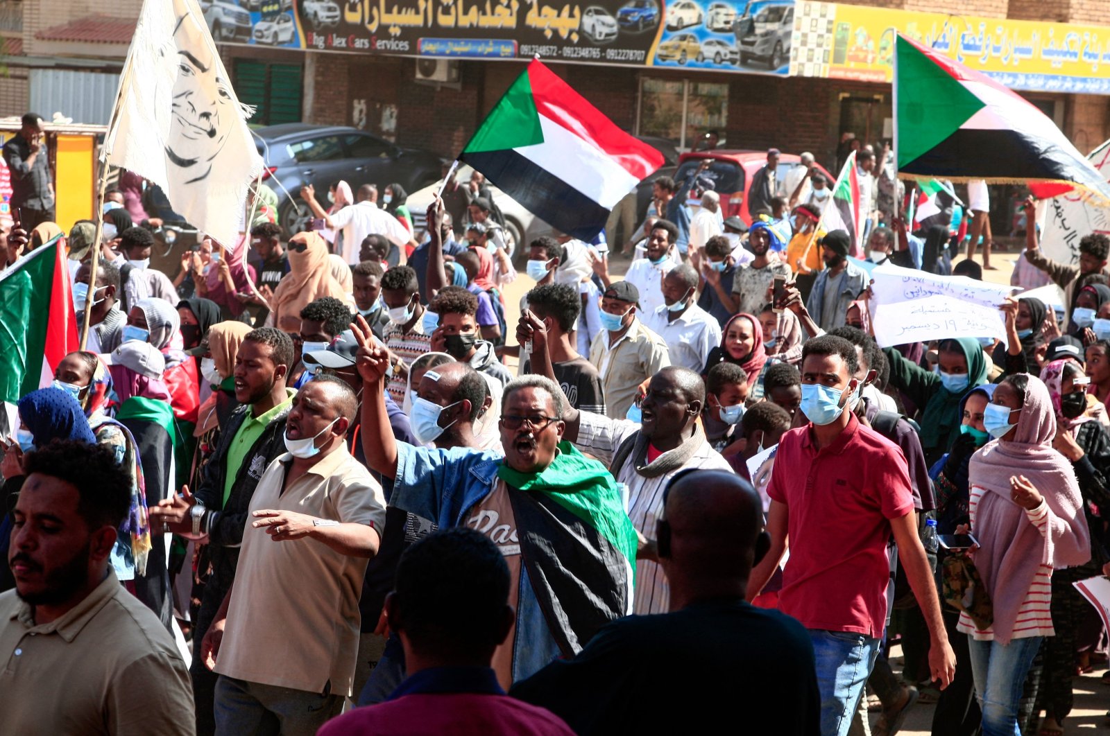 Ribuan orang Sudan berbaris pada peringatan 3 tahun pemberontakan kekuasaan