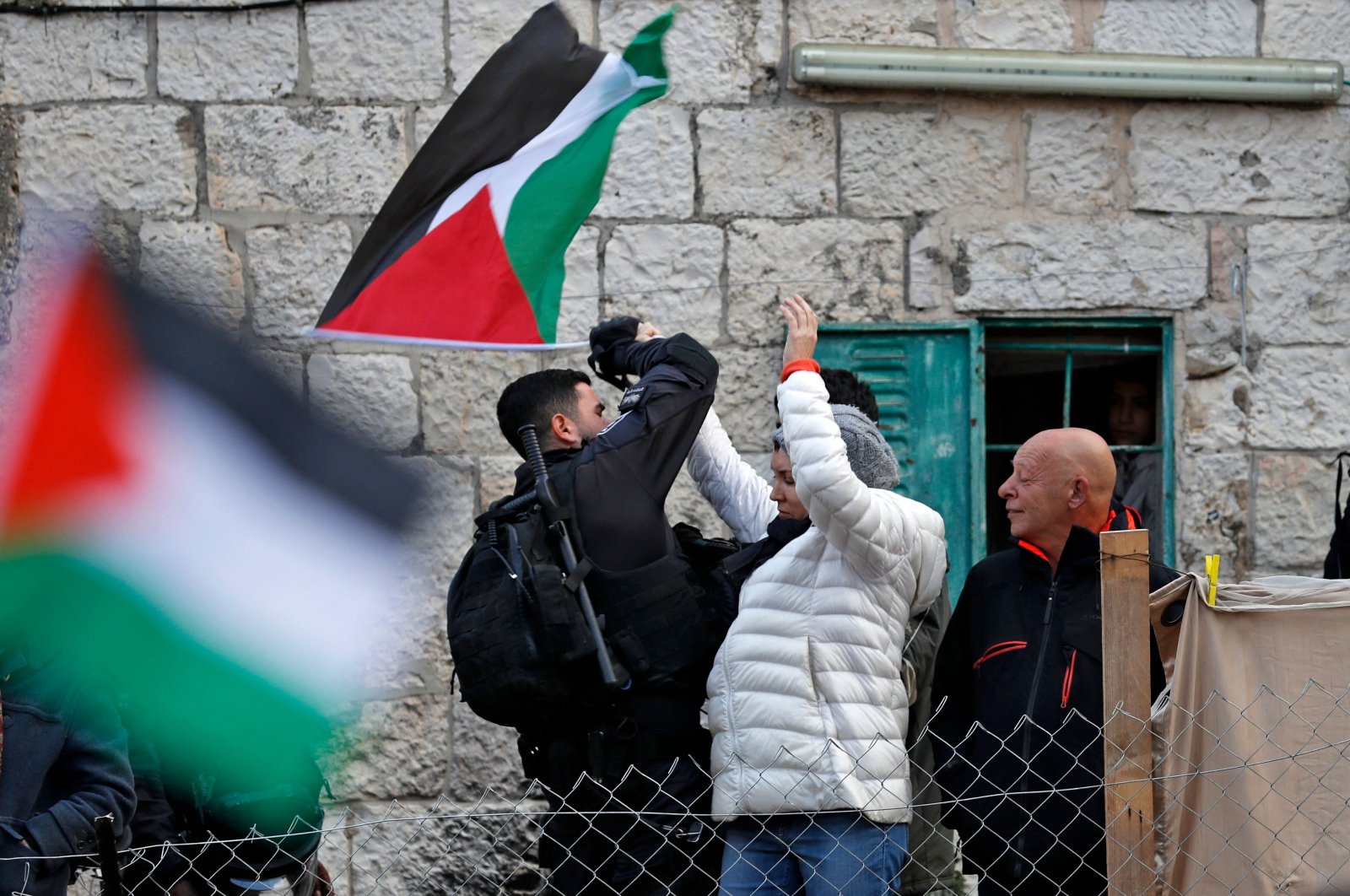 Pemukim menyerang rumah-rumah Palestina ketika orang-orang Israel meneriakkan ‘Matilah Orang Arab’