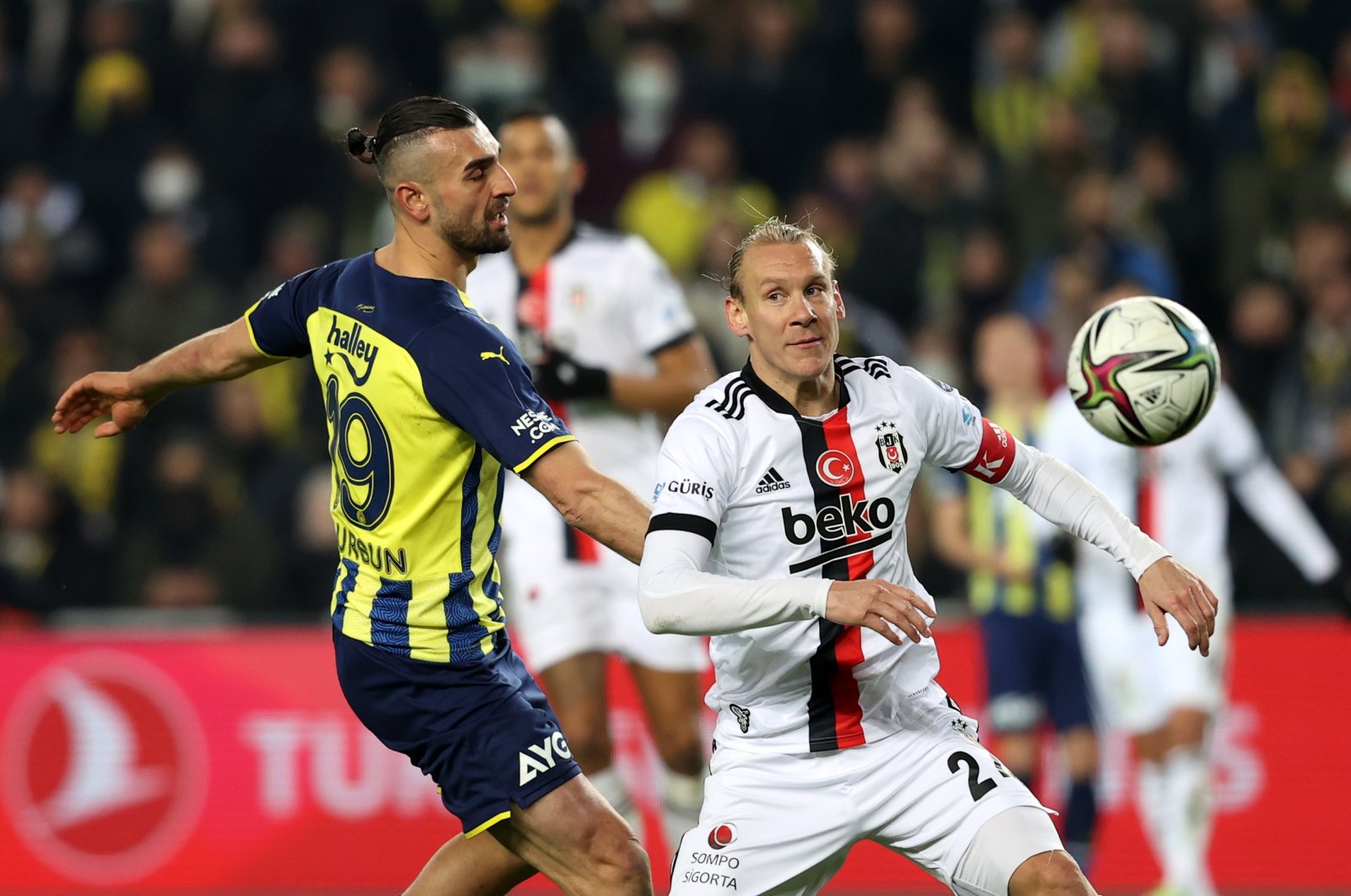 Fenerbahçe, Beşiktaş berbagi rampasan dalam derby, Trabzon memperluas keunggulan