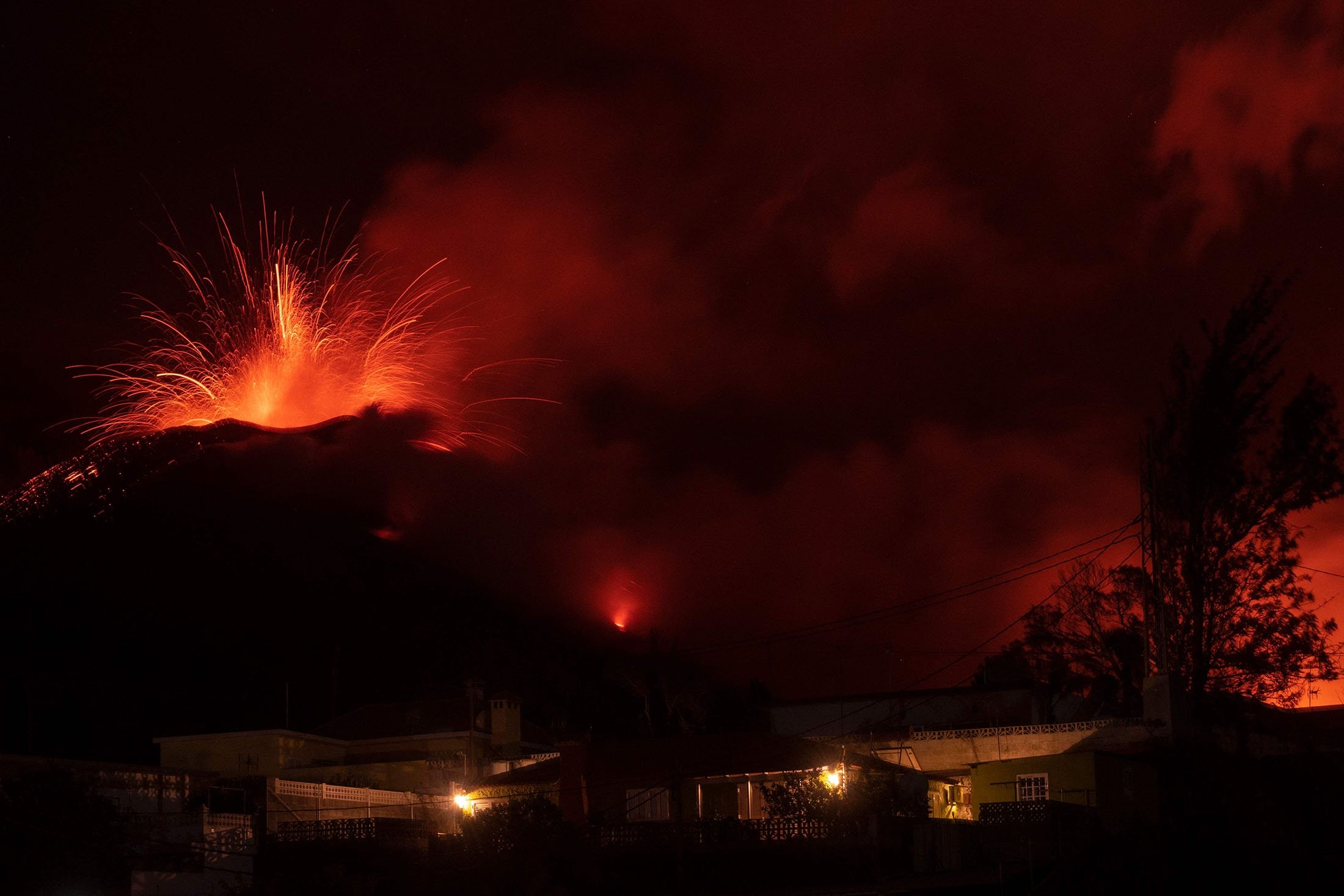 Gunung berapi Cumbre Vieja, digambarkan dari El Paso, memuntahkan lava di pulau Canary La Palma, Spanyol, 13 Desember 2021. (AFP Photo)