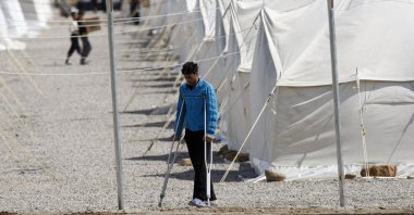 A Syrian refugee walks at Islahiye refugee camp in Gaziantep, Turkey, April 3, 2012. (Reuters File Photo)