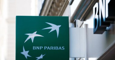 The logo of French bank BNP Paribas, Paris, France, March 4, 2010. (AFP Photo)