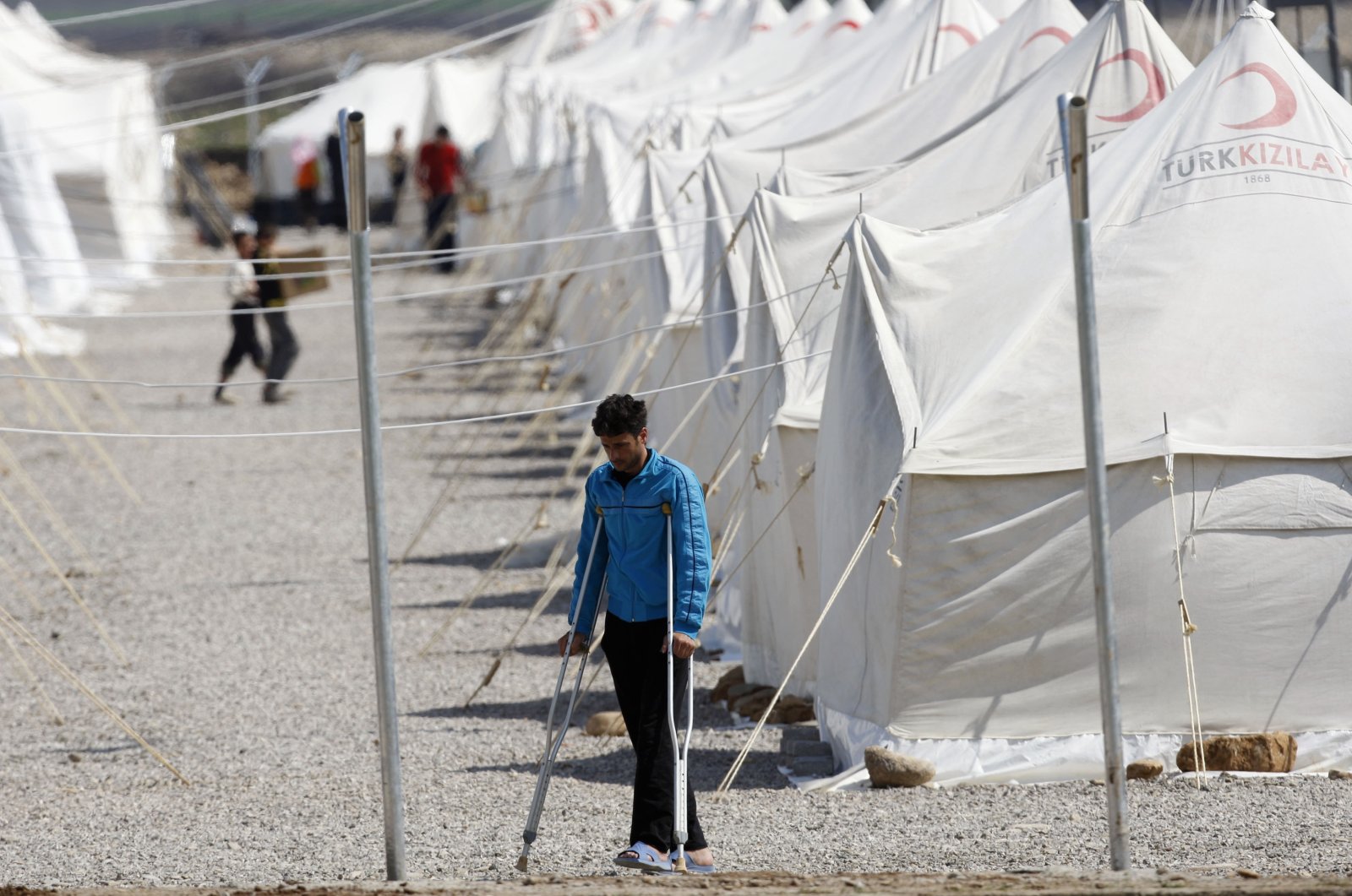A Syrian refugee walks at Islahiye refugee camp in Gaziantep, Turkey, April 3, 2012. (Reuters File Photo)