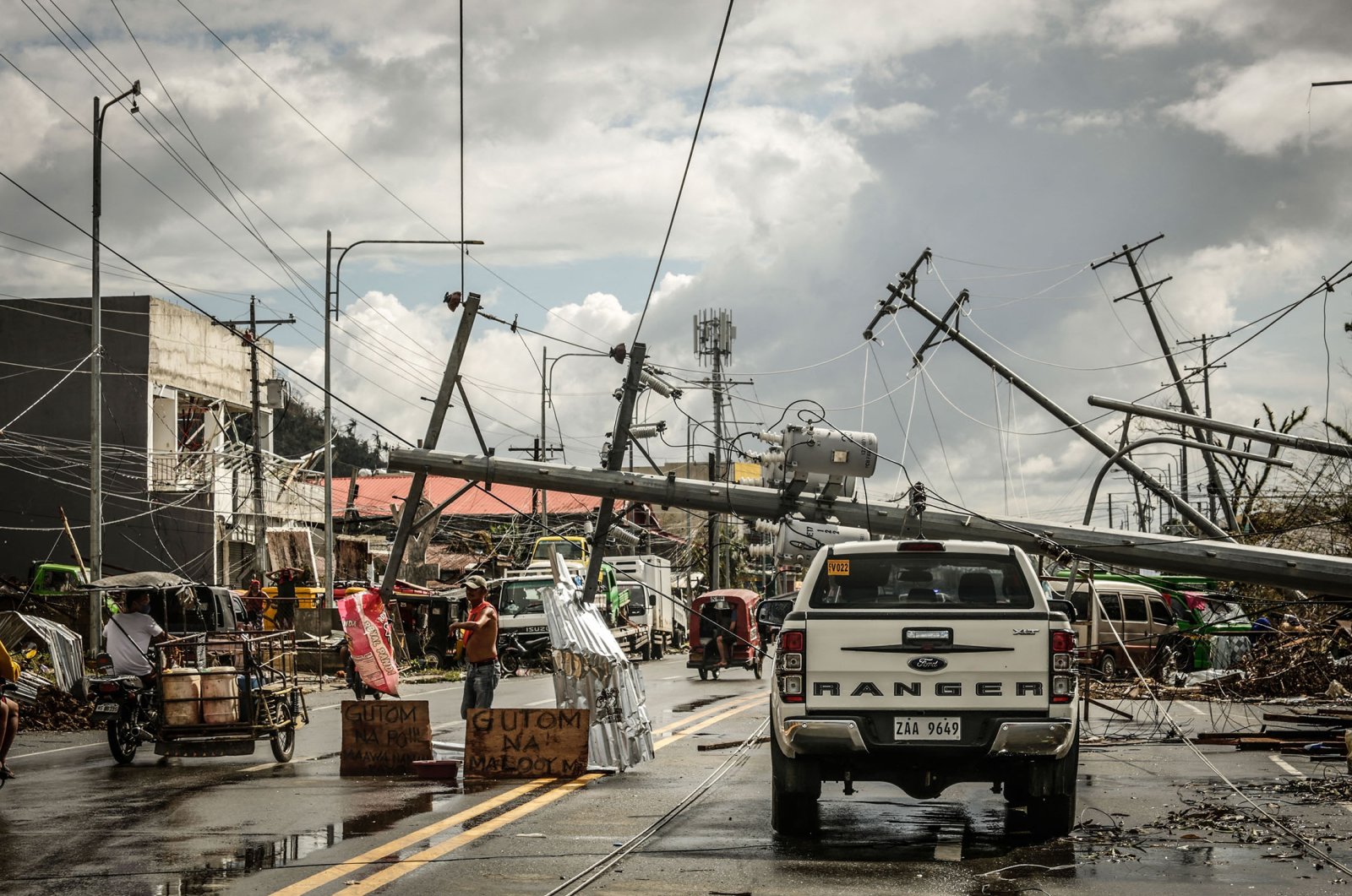 Lebih dari 200 orang tewas setelah topan menghantam Filipina