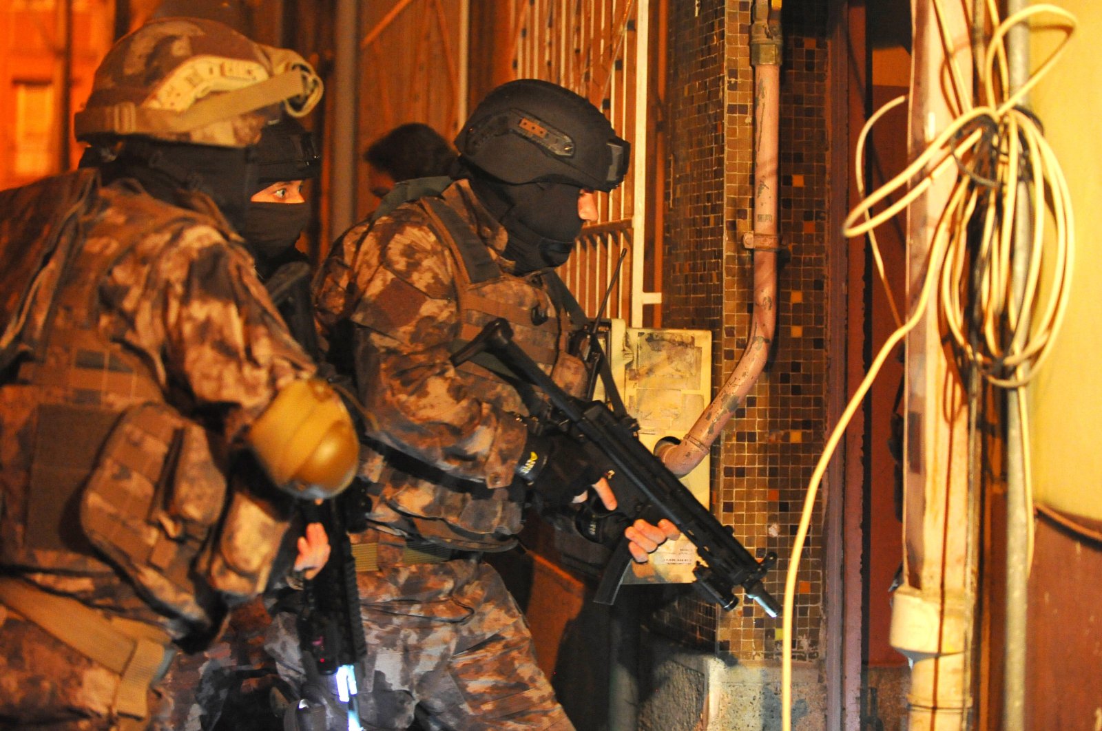 Counterterrorism squads take part in an operation in Bursa, Turkey, Nov. 5, 2021. (DHA File Photo)