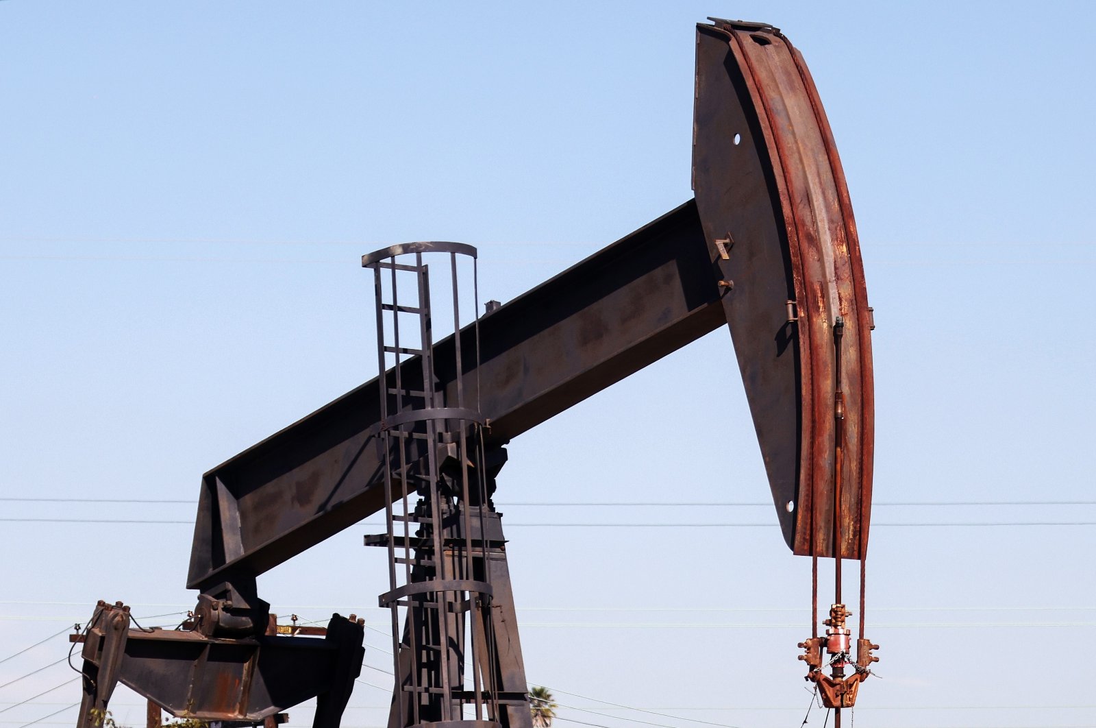 An oil pumpjack stands in the Inglewood Oil Field in Los Angeles, California, U.S., Nov. 23, 2021  (AFP Photo)