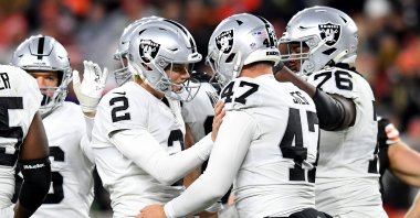 Las Vegas Raiders Daniel Carlson (2nd L) celebrates with teammates after scoring a successful field goal during an NFL game against the Cleveland Browns, Cleveland, Ohio, Dec. 20, 2021. (AFP Photo)