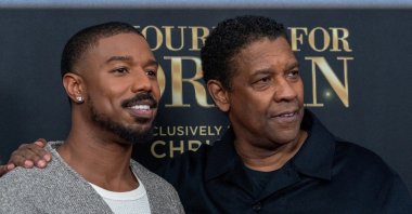 Michael B. Jordan (L) and Denzel Washington pose during the red carpet premiere of the film &quot;A Journal for Jordan,&quot; in New York City, U.S., Dec. 9, 2021. (Reuters Photo)
